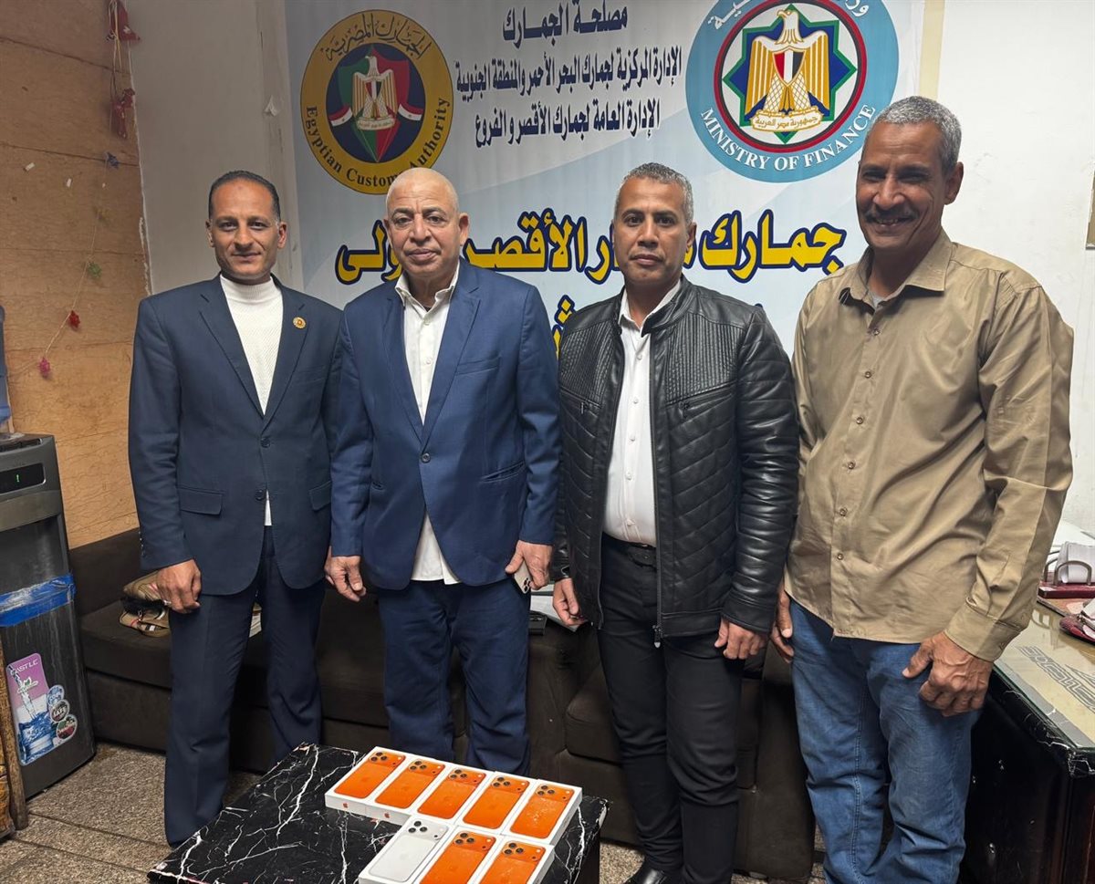 ضبط هواتف آيفون مهربة بمطار الأقصر الدولي