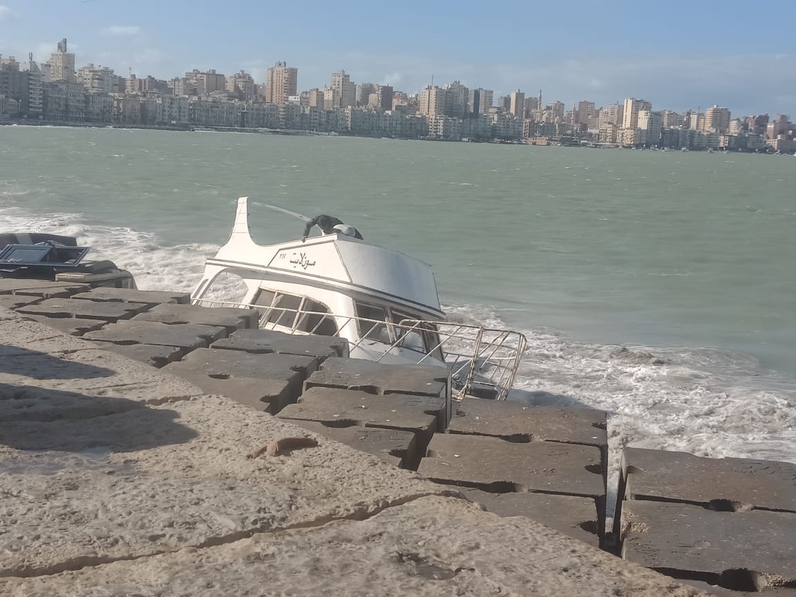 شحوط مركب على كورنيش الإسكندرية