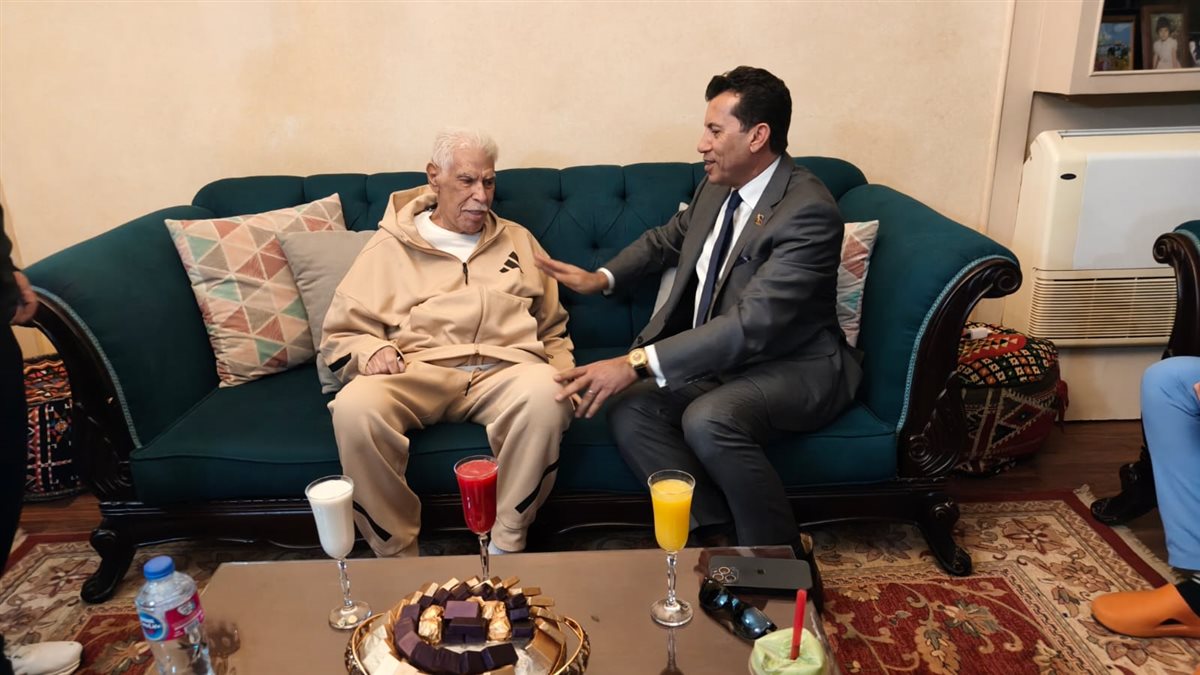 أشرف صبحي في زيارته لـ حسن شحاتة