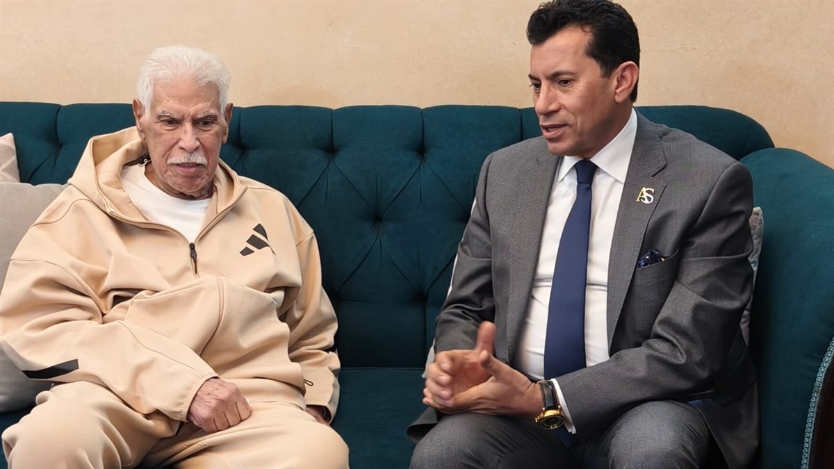 أشرف صبحي في زيارته لـ حسن شحاتة