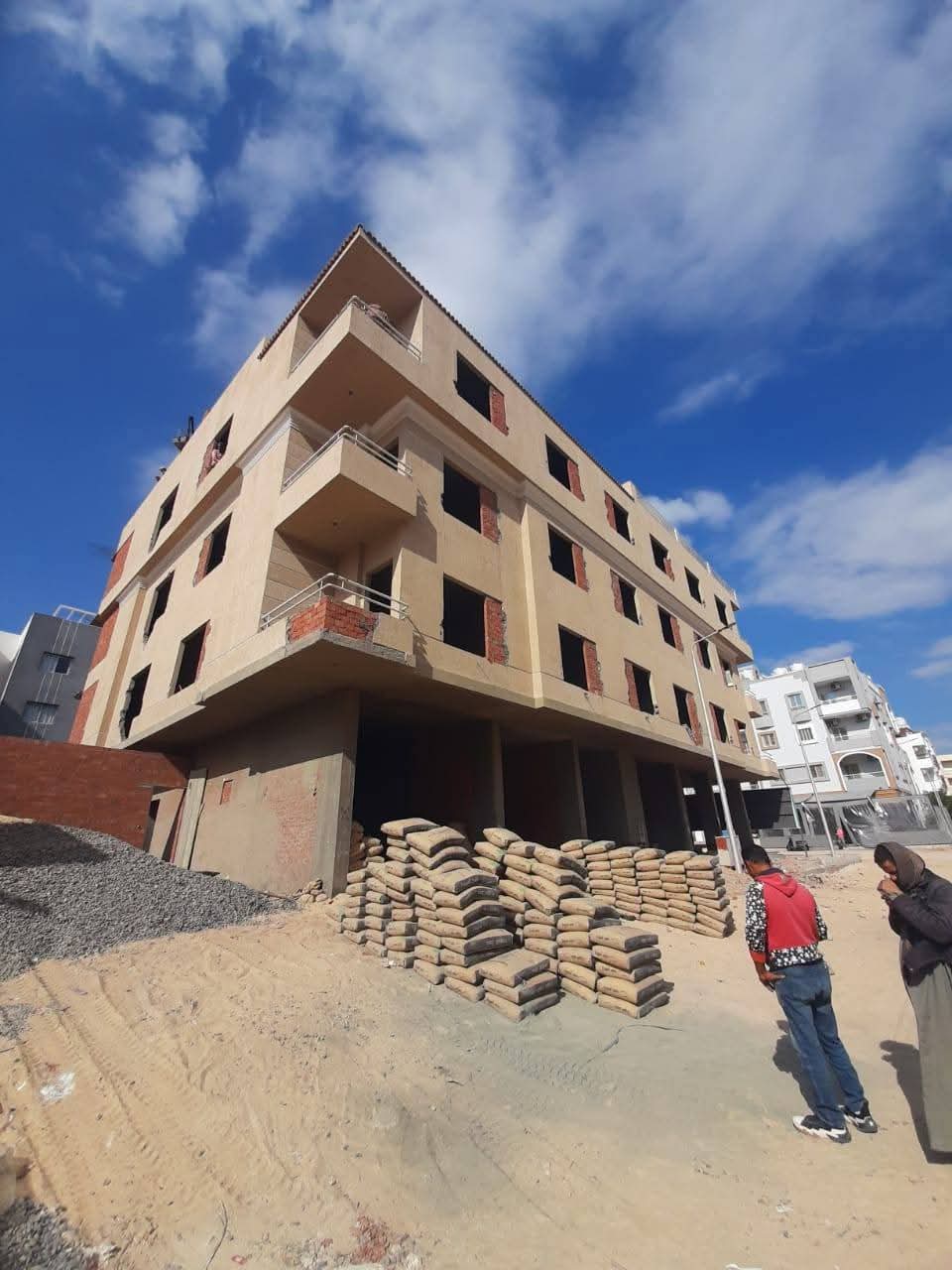 إيقاف أعمال بناء مخالف ومصادرة للمعدات جنوب الغردقة
