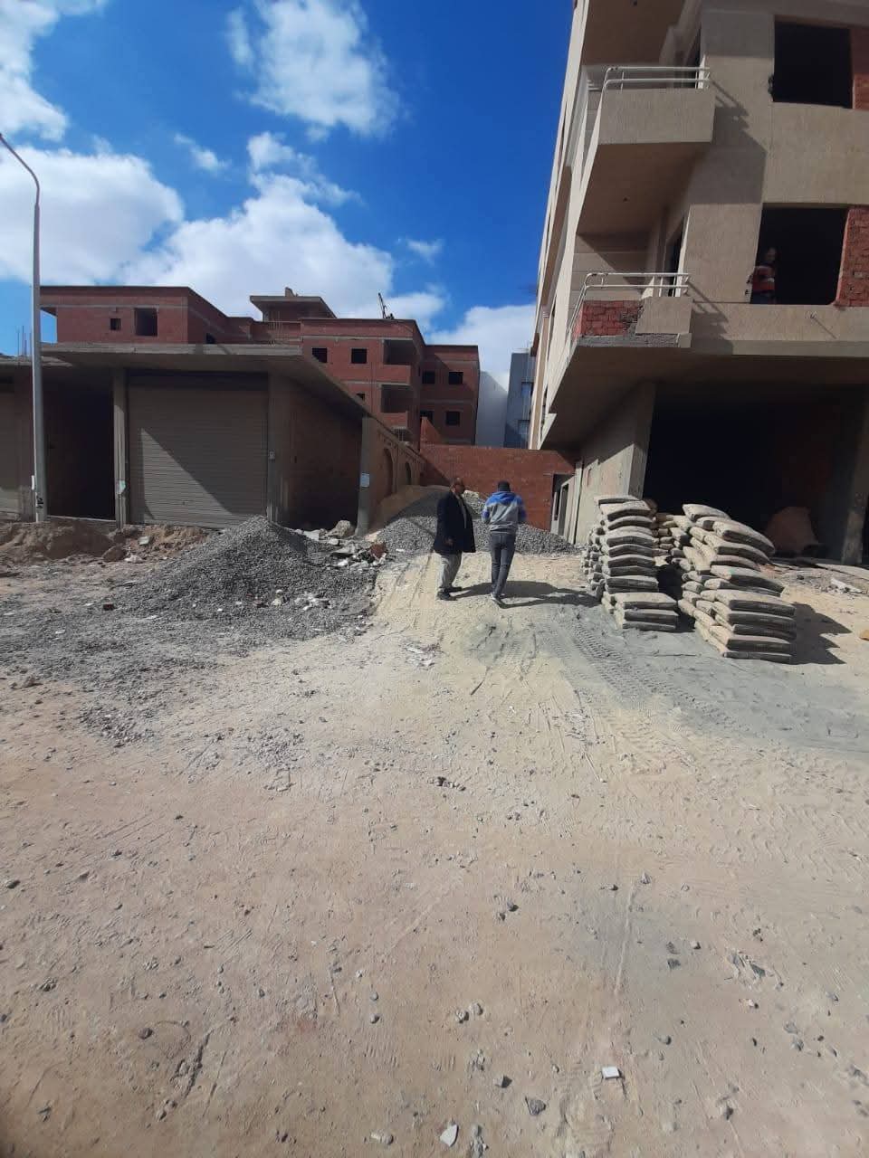 إيقاف أعمال بناء مخالف ومصادرة للمعدات جنوب الغردقة