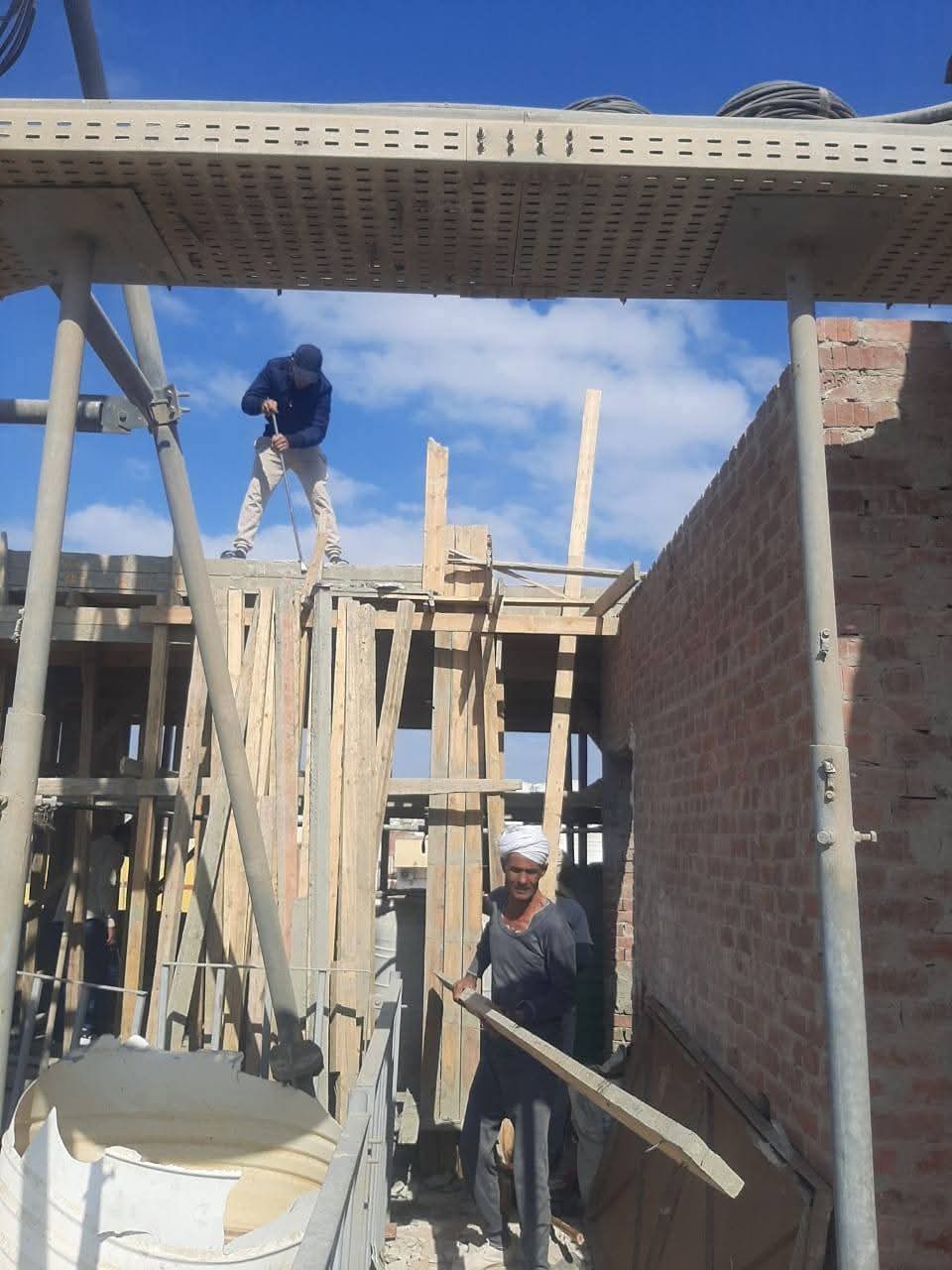 إيقاف أعمال بناء مخالف ومصادرة للمعدات جنوب الغردقة