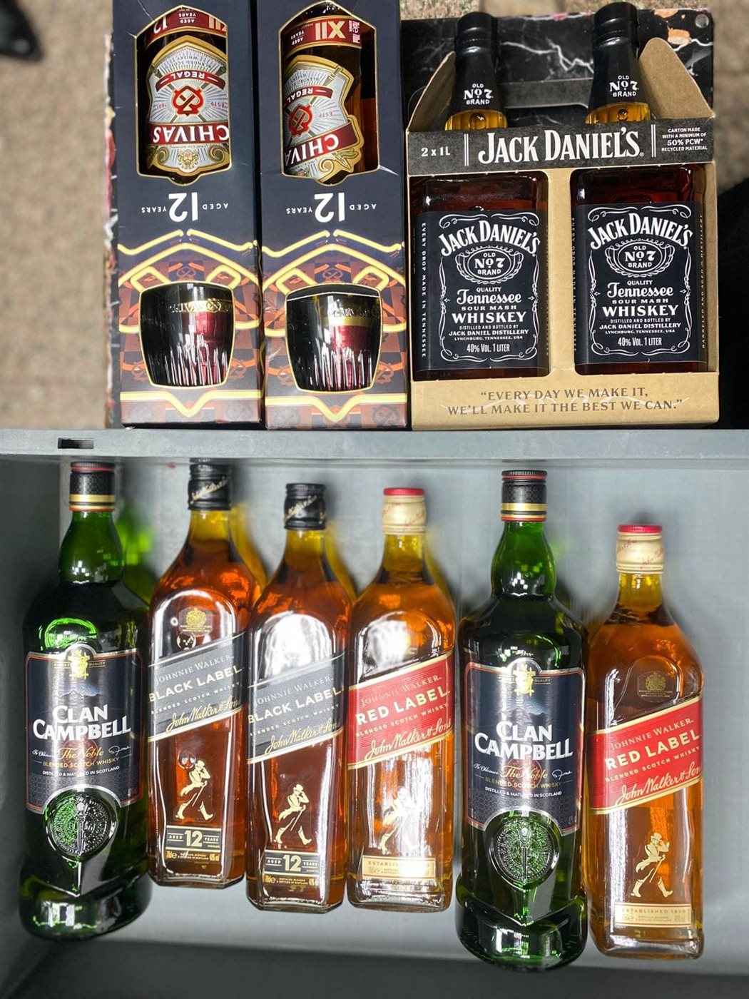 رجال الجمارك بمطار الأقصر الدولي