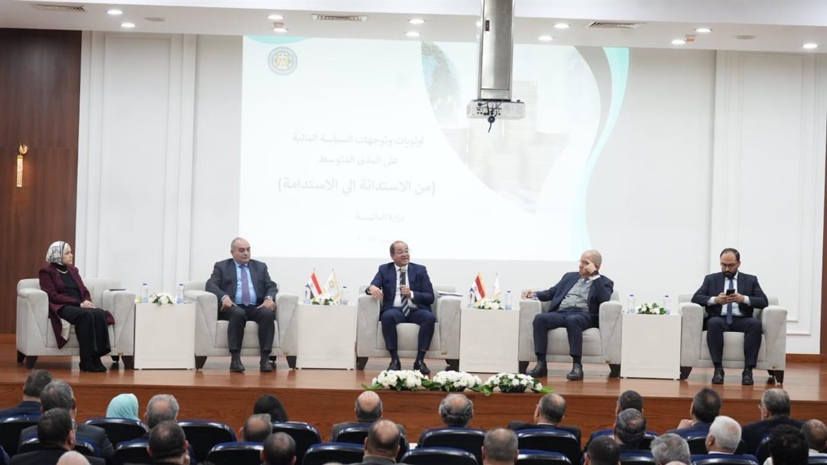 وزير المالية &nbsp;في حوار مفتوح مع ممثلي المجتمع الصناعي باتحاد الصناعات،