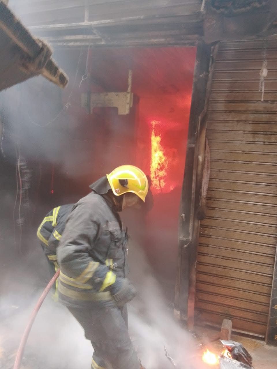 نائب محافظ القاهرة يتابع السيطرة على حريق محدود بعقار بدرب الدهان دون إصابات&nbsp;