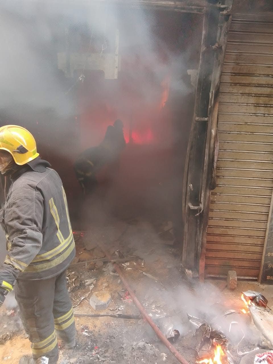 نائب محافظ القاهرة يتابع السيطرة على حريق محدود بعقار بدرب الدهان دون إصابات&nbsp;