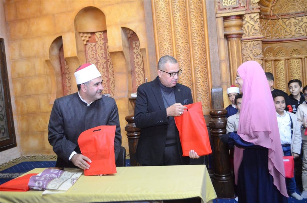 محافظ جنوب سيناء يكرم حفظة القرآن الكريم بشرم الشيخ 