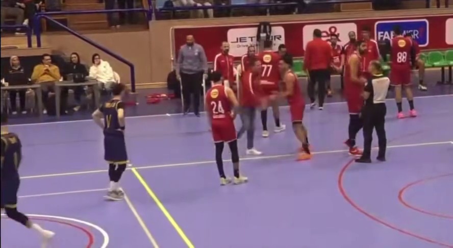 <strong>لحظة انفعال لينوس جافريل مدرب سلة الأهلي عقب طرده في مباراة الجزيرة</strong>