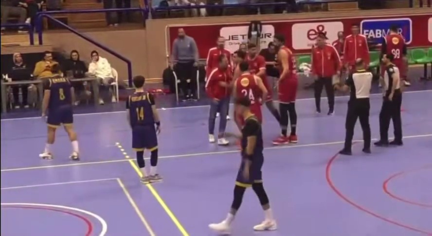 <strong>لحظة انفعال لينوس جافريل مدرب سلة الأهلي عقب طرده في مباراة الجزيرة</strong>