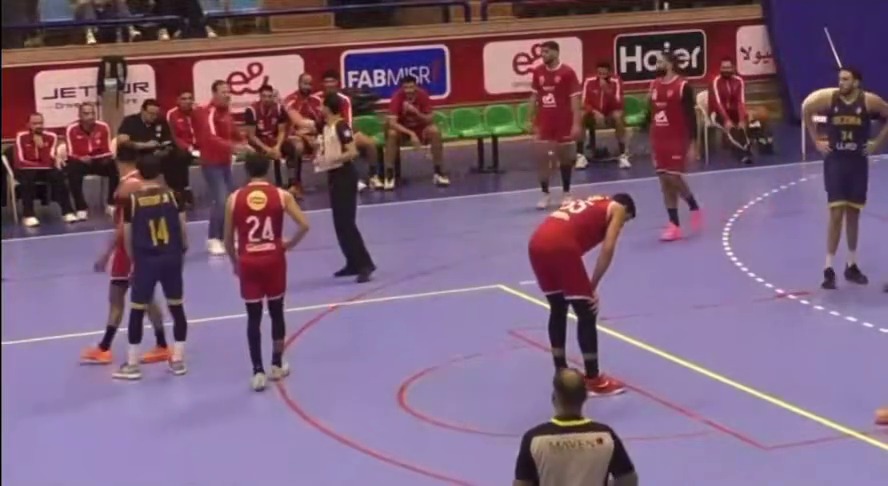 <strong>لحظة انفعال لينوس جافريل مدرب سلة الأهلي عقب طرده في مباراة الجزيرة</strong>