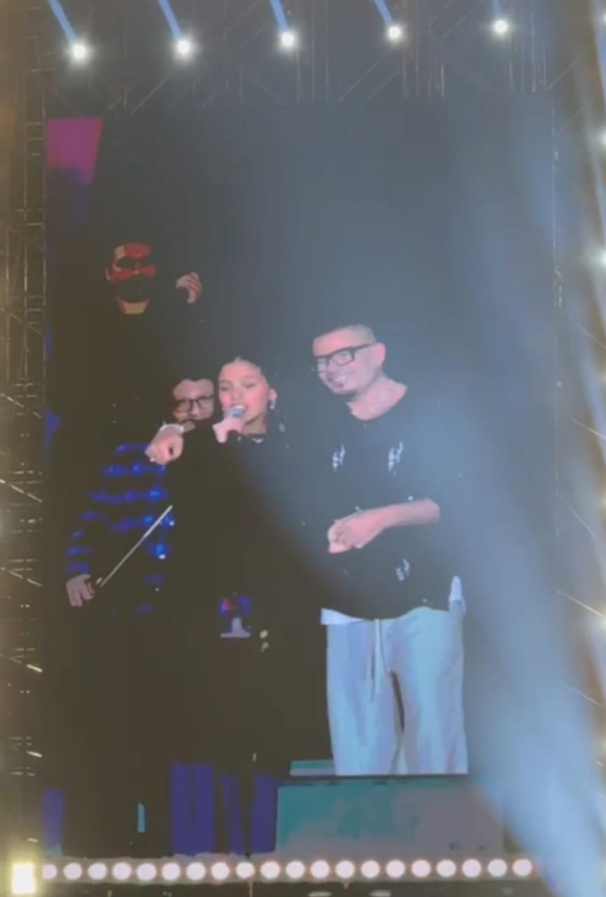 عمرو دياب وابنته جنا في حفله بالقاهرة الجديدة