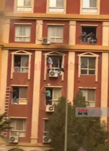 احتجاز أسرة في حريق شقة سكنية بكمبوند بأكتوبر