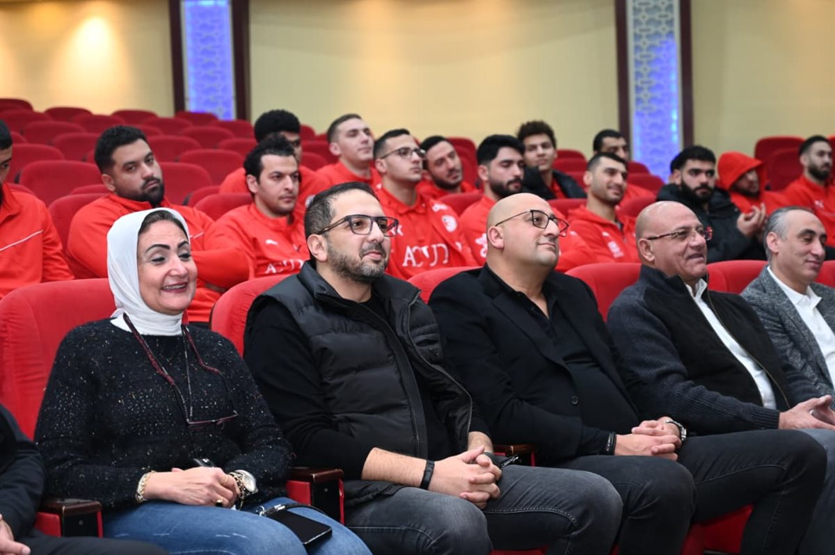 أشرف صبحي في زيارته لمنتخب اليد