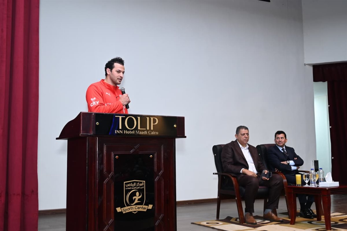 أشرف صبحي في زيارته لمنتخب اليد