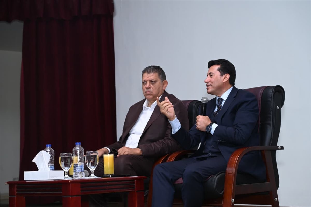 أشرف صبحي في زيارته لمنتخب اليد