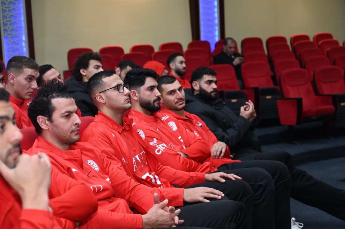 أشرف صبحي في زيارته لمنتخب اليد