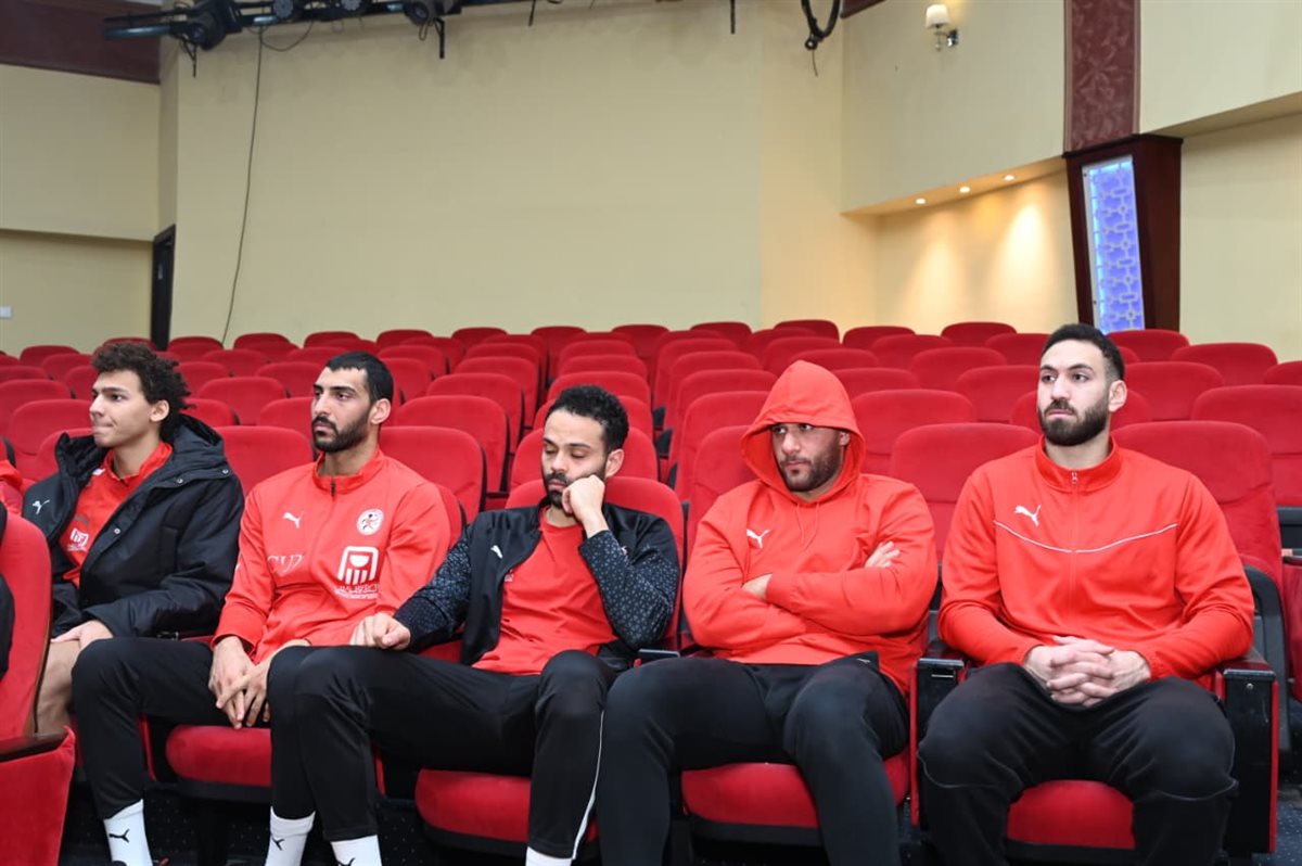 أشرف صبحي في زيارته لمنتخب اليد