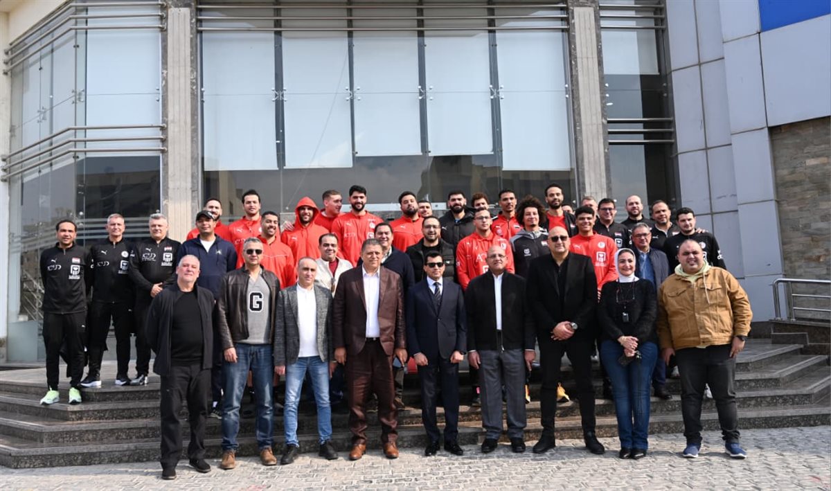 أشرف صبحي في زيارته لمنتخب اليد