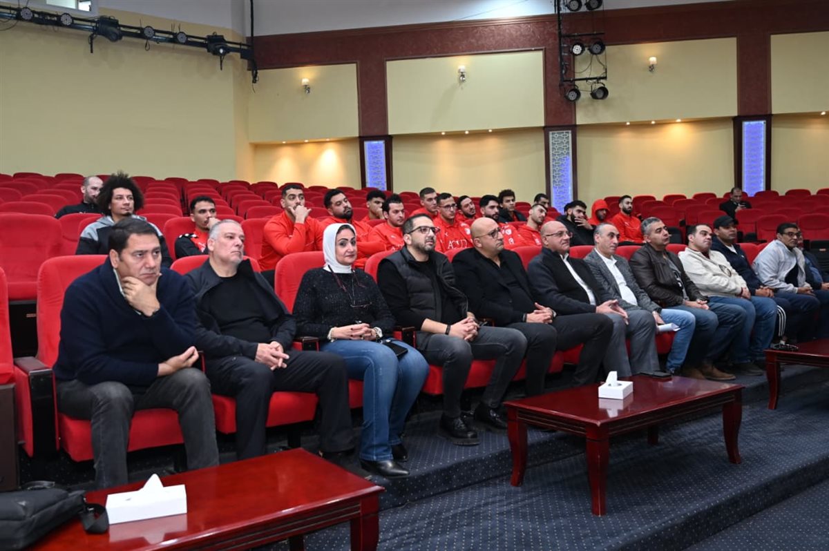 أشرف صبحي في زيارته لمنتخب اليد