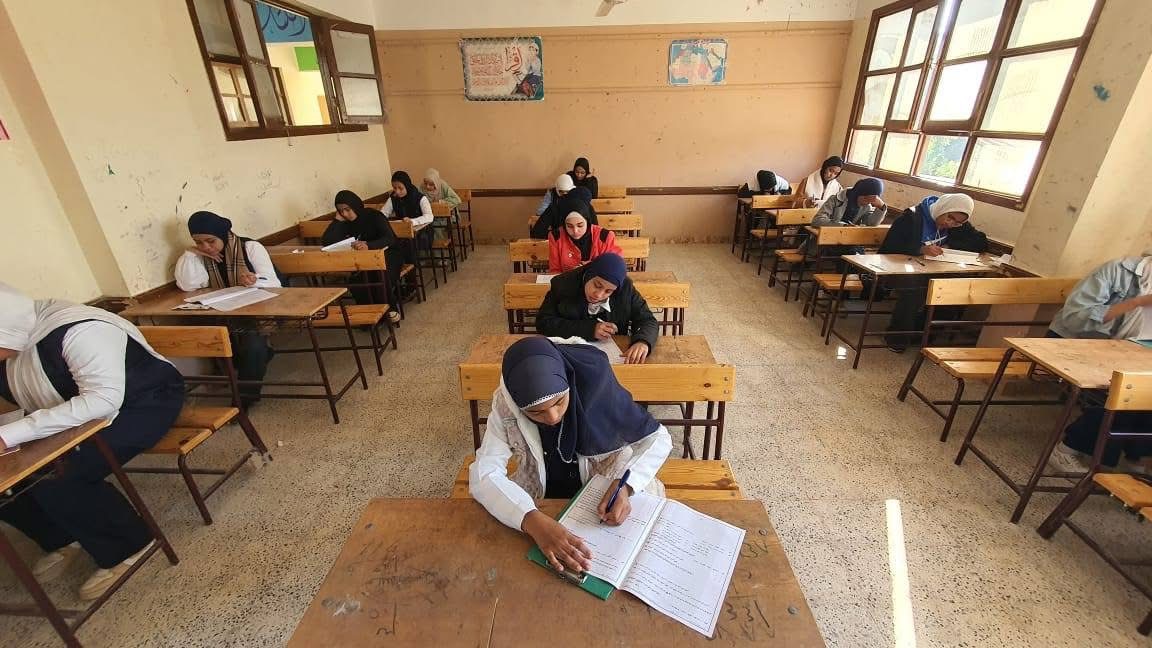 طلاب الشهادة الإعدادية بالأقصر