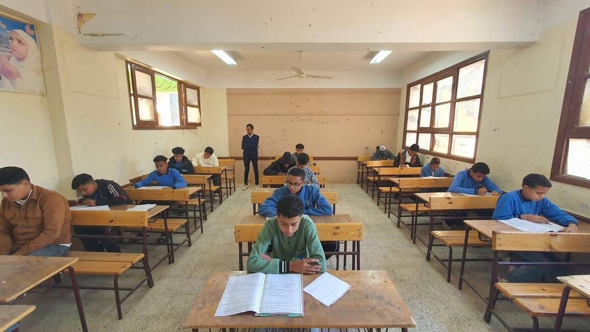 طلاب الشهادة الإعدادية بالأقصر