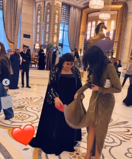 الفنانة فيفي عبده رفقة ابنتها في حفل توزيع جوائز Joy Awards