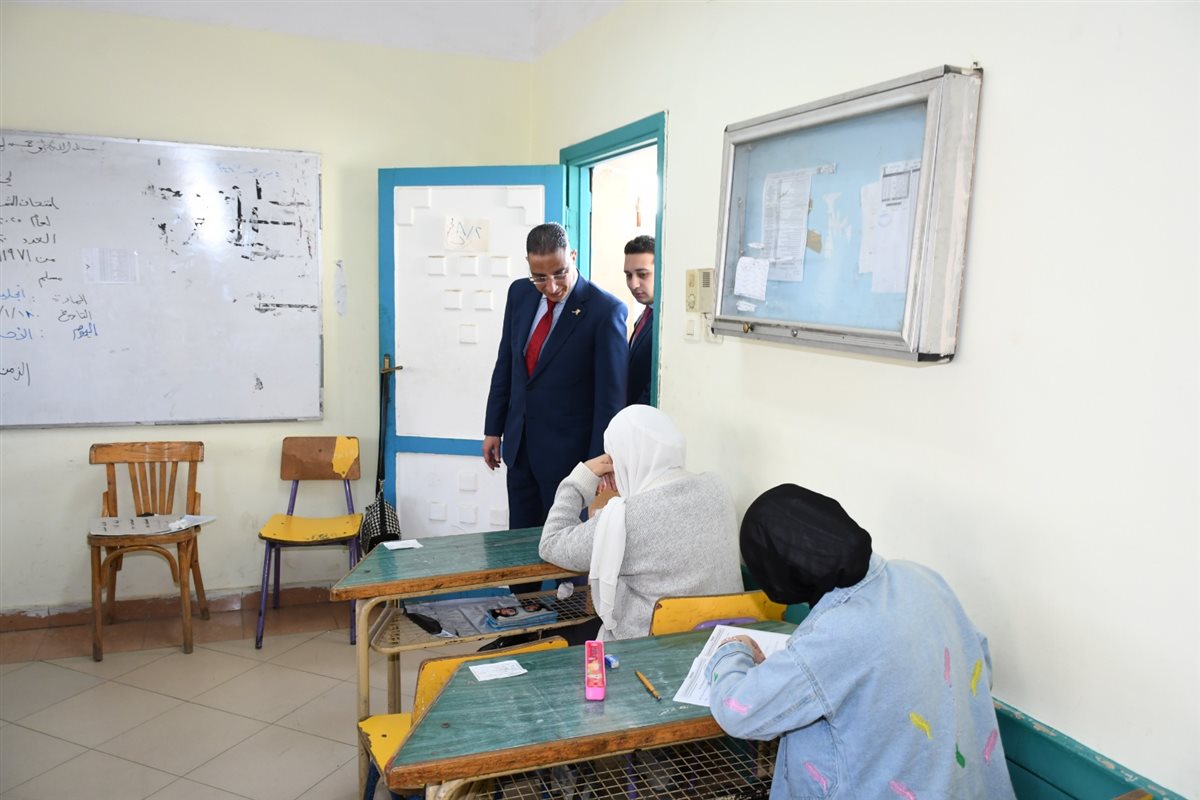 محافظ الفيوم يتفقد عدداً من لجان امتحانات الشهادة الإعدادية
