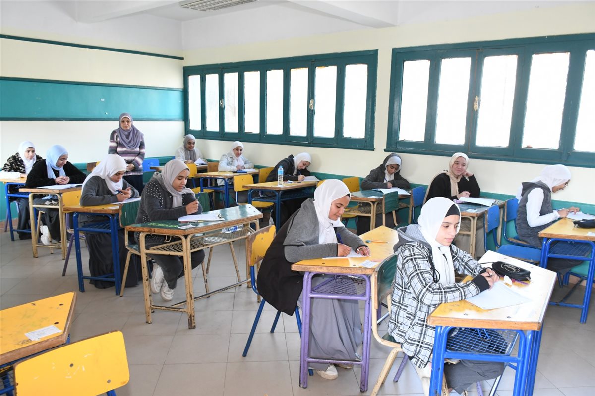 محافظ الفيوم يتفقد عدداً من لجان امتحانات الشهادة الإعدادية