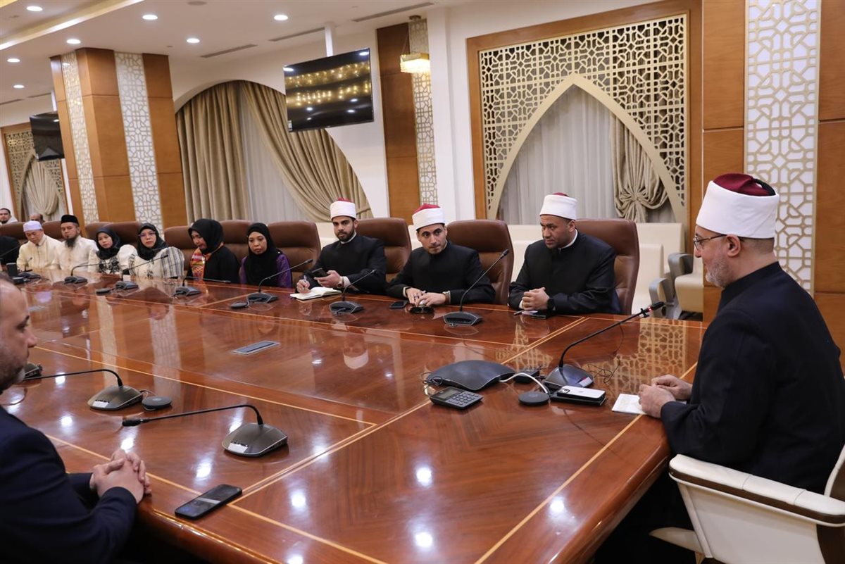 مفتي الجمهورية يستقبل وفدًا من أئمة وقضاة الفلبين