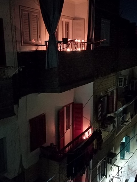 شرفات منازل الأقصر تتزين بالشموع