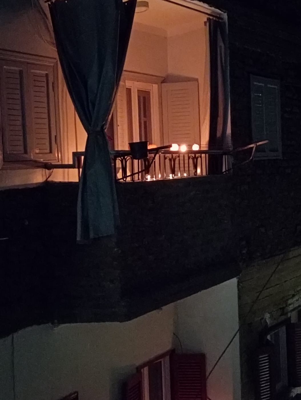 شرفات منازل الأقصر تتزين بالشموع