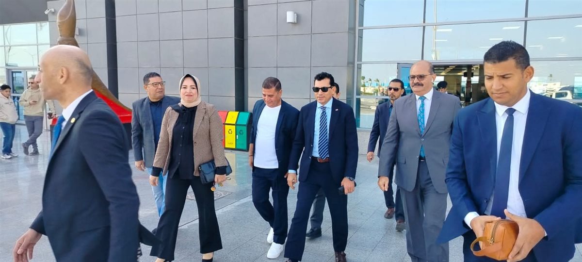 وزير الرياضة يصل إلى مطار الغردقة لافتتاح بطولة الجودو الدولية