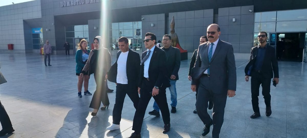 وزير الرياضة يصل إلى مطار الغردقة لافتتاح بطولة الجودو الدولية