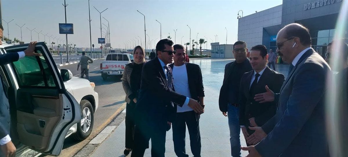 وزير الرياضة يصل إلى مطار الغردقة لافتتاح بطولة الجودو الدولية
