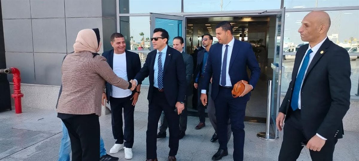 وزير الرياضة يصل إلى مطار الغردقة لافتتاح بطولة الجودو الدولية