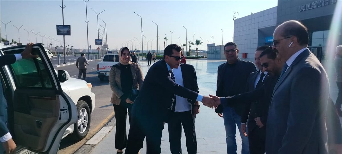 وزير الرياضة يصل إلى مطار الغردقة لافتتاح بطولة الجودو الدولية