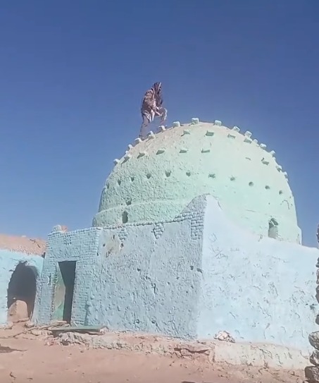 قيام شخص بهدم ضريح لمقام في إدفو&nbsp;