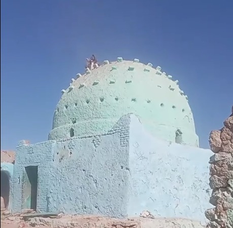 قيام شخص بهدم ضريح لمقام في إدفو&nbsp;