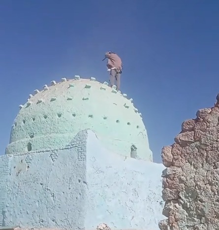 قيام شخص بهدم ضريح لمقام في إدفو&nbsp;