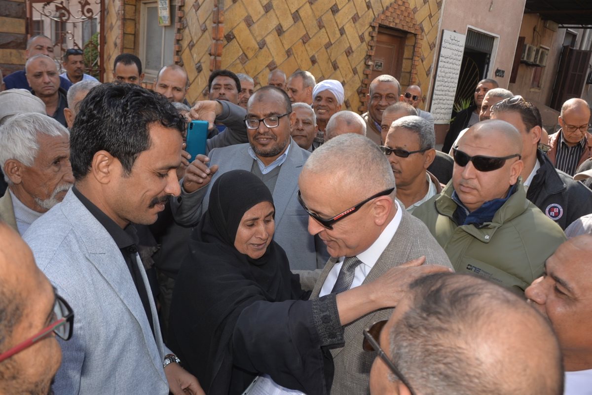 سيدة تحتضن محافظ الأقصر من فرحة الإبقاء على مصدر رزقها&nbsp;