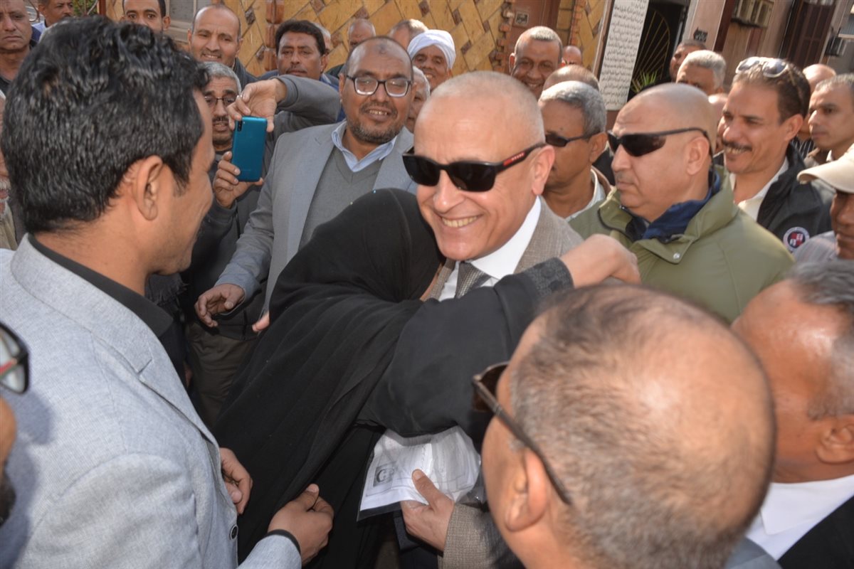 سيدة تحتضن محافظ الأقصر من فرحة الإبقاء على مصدر رزقها&nbsp;