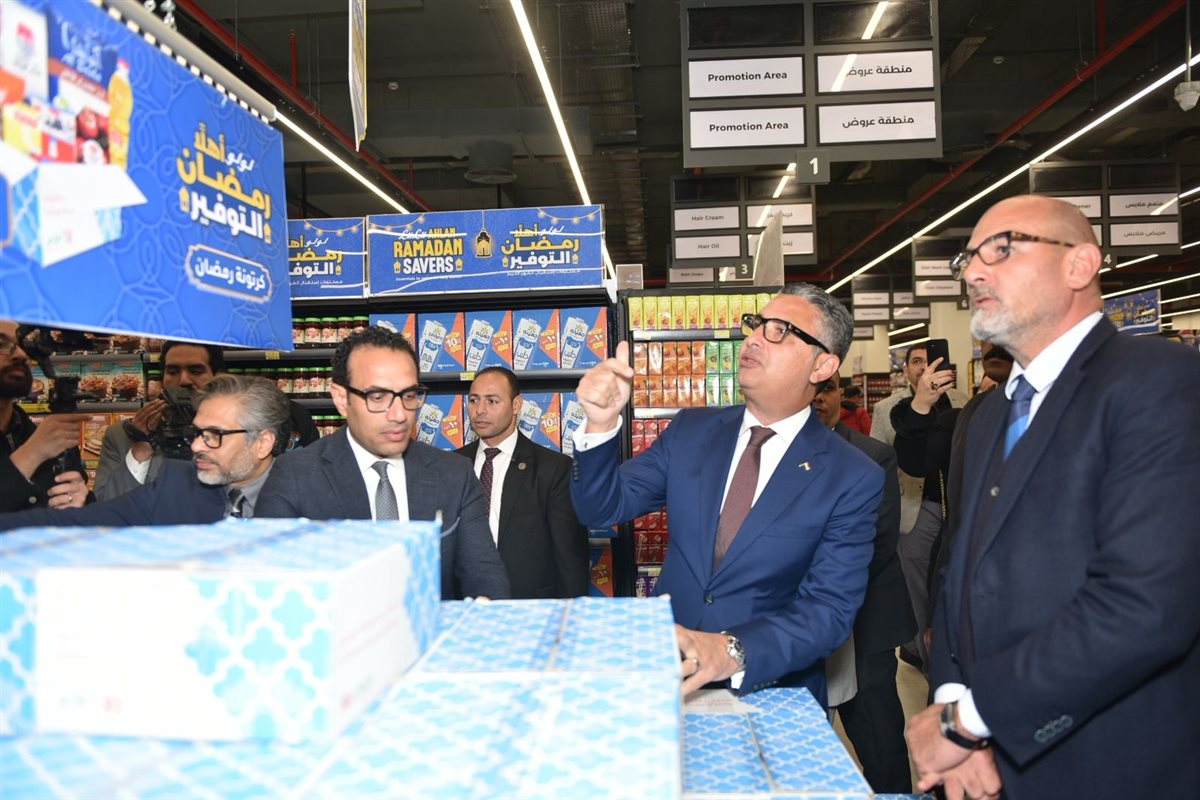 وزير التموين خلال الافتتاح