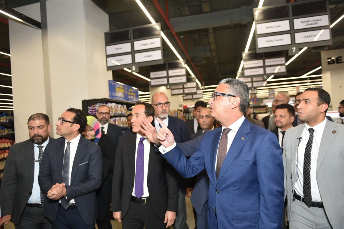 وزير التموين خلال الافتتاح