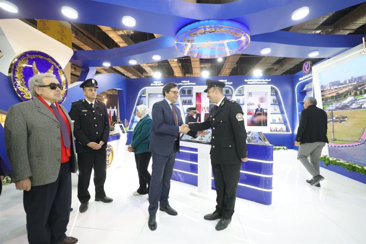 الوزير بتفقد المعرض&nbsp;