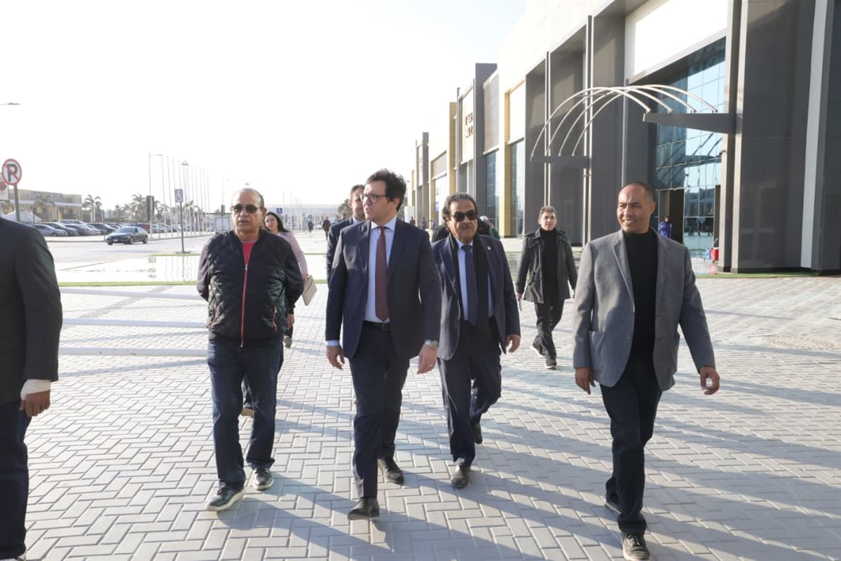 الوزير بتفقد المعرض&nbsp;