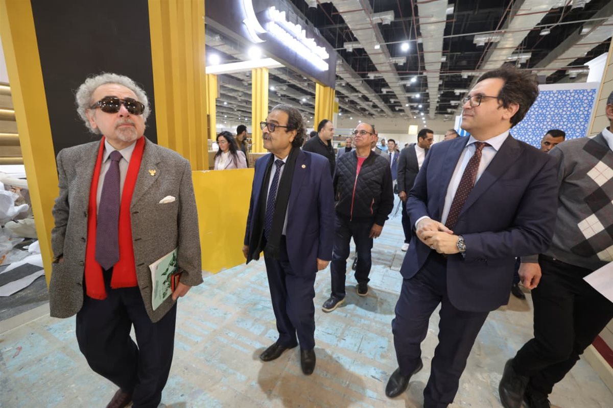 الوزير بتفقد المعرض&nbsp;