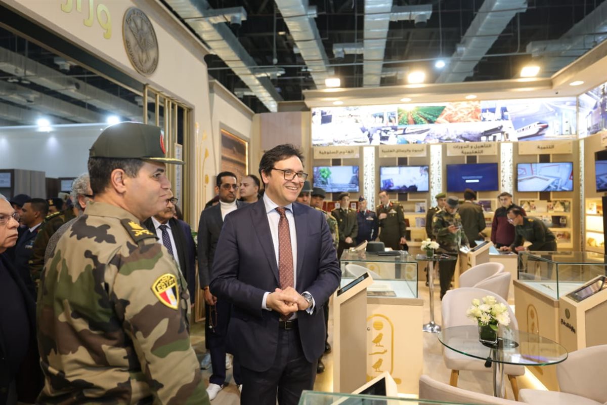 الوزير بتفقد المعرض&nbsp;