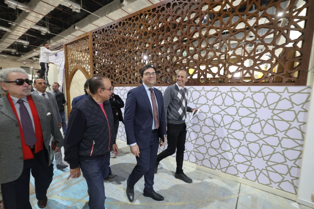الوزير بتفقد المعرض&nbsp;