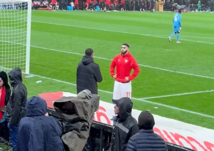 إسماعيل صيباري يمنع حارسَ السنغال البديل من إيصال المنشفة إلى إدوارد ميندي